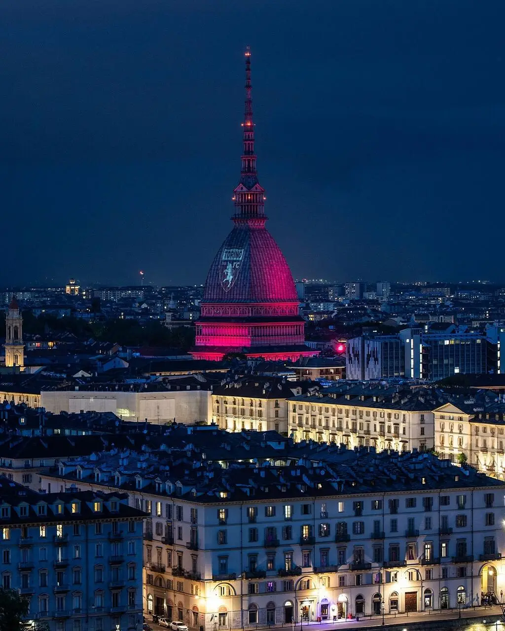 Mole Antonelliana granata in onore al Grande Torino