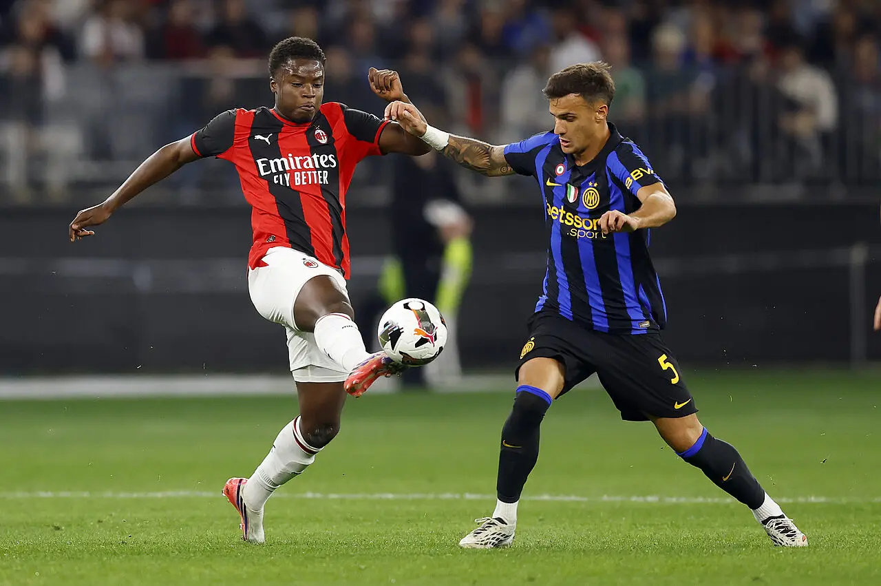 Alphadjo Cissè in azione con la maglia del Milan contro l'Inter