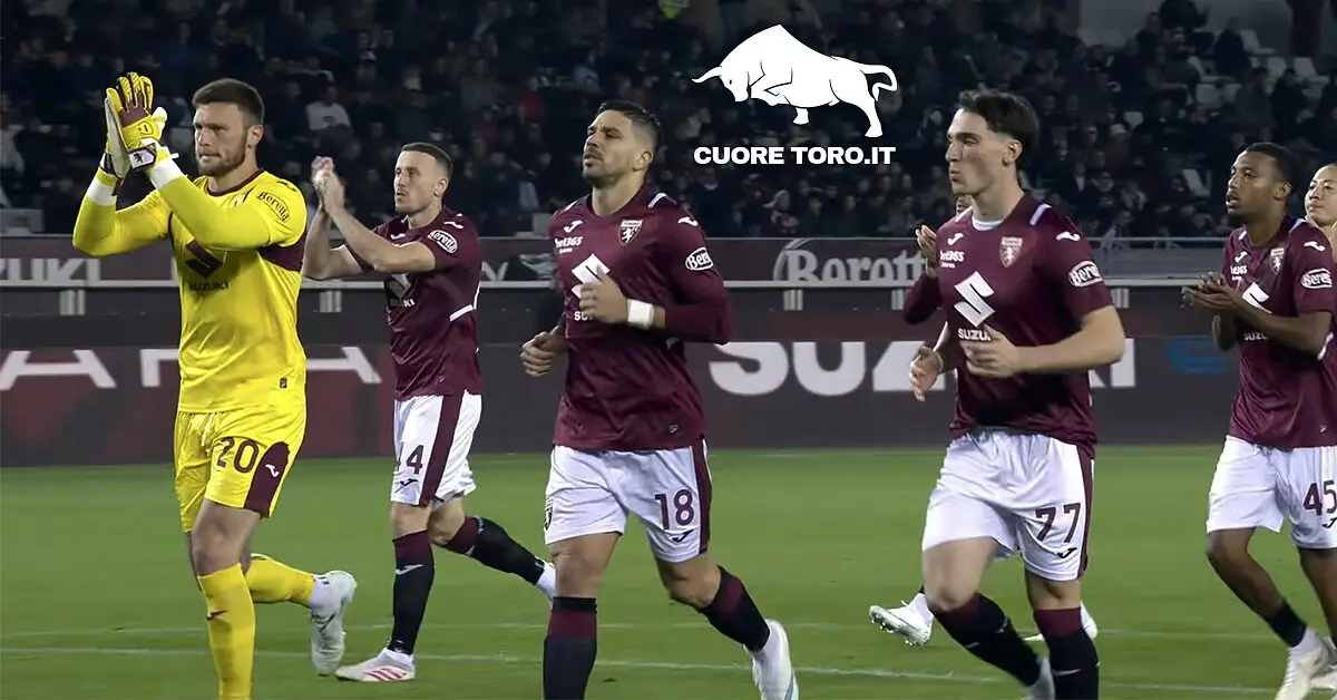 I giocatori del Torino applaudono i tifosi della Curva Maratona al termine della partita