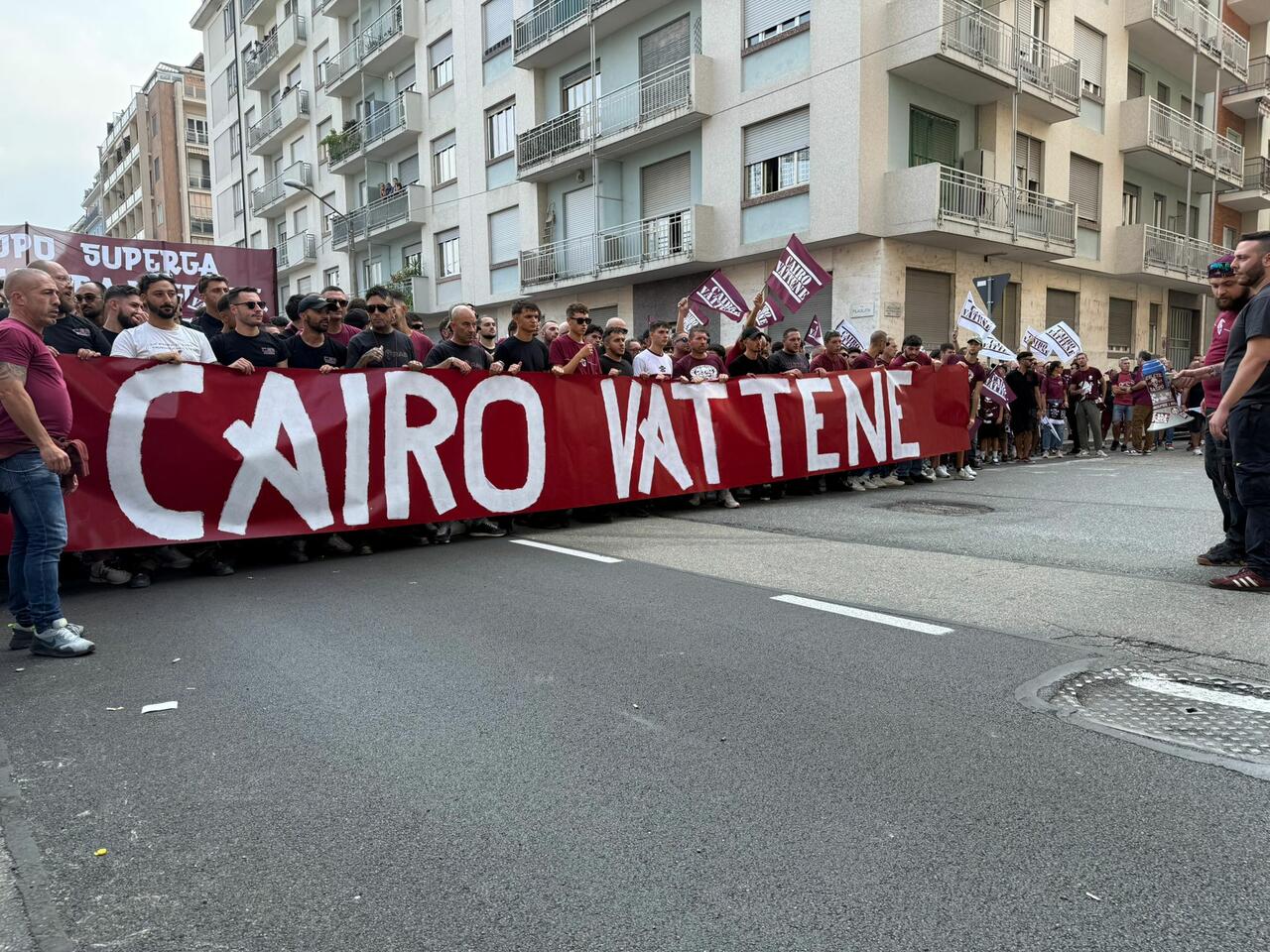 striscione cairo vattene marcia di protesta