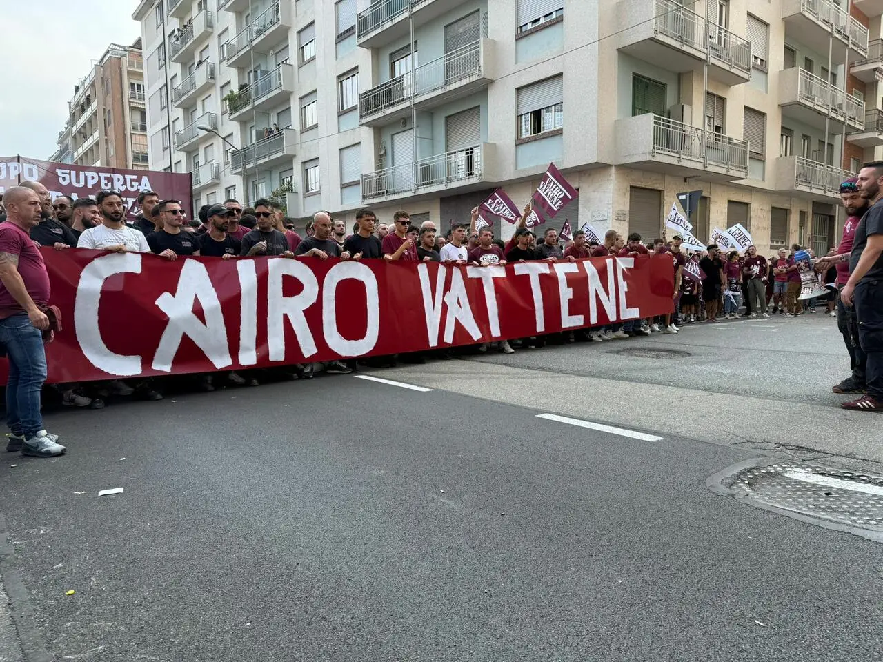 striscione cairo vattene marcia di protesta