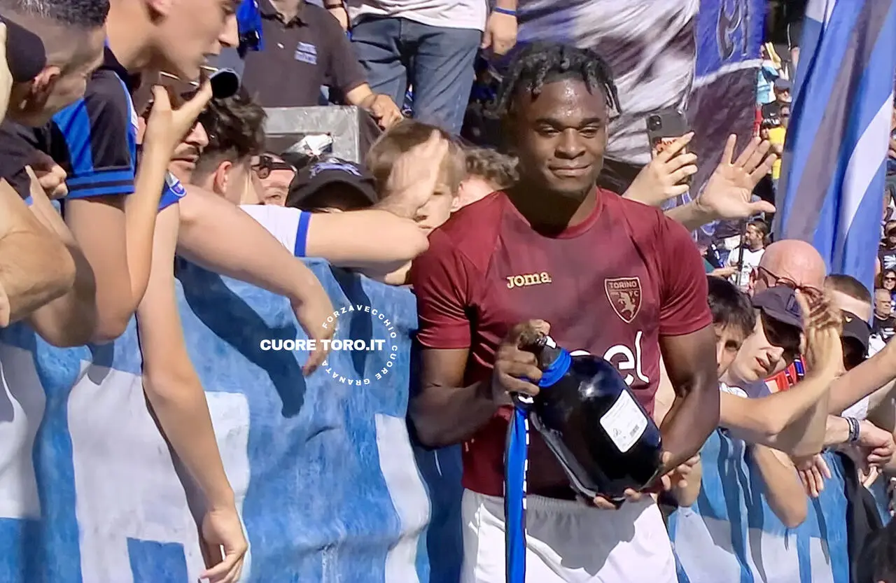 Duvan Zapata premiato dai tifosi dell'Atalanta