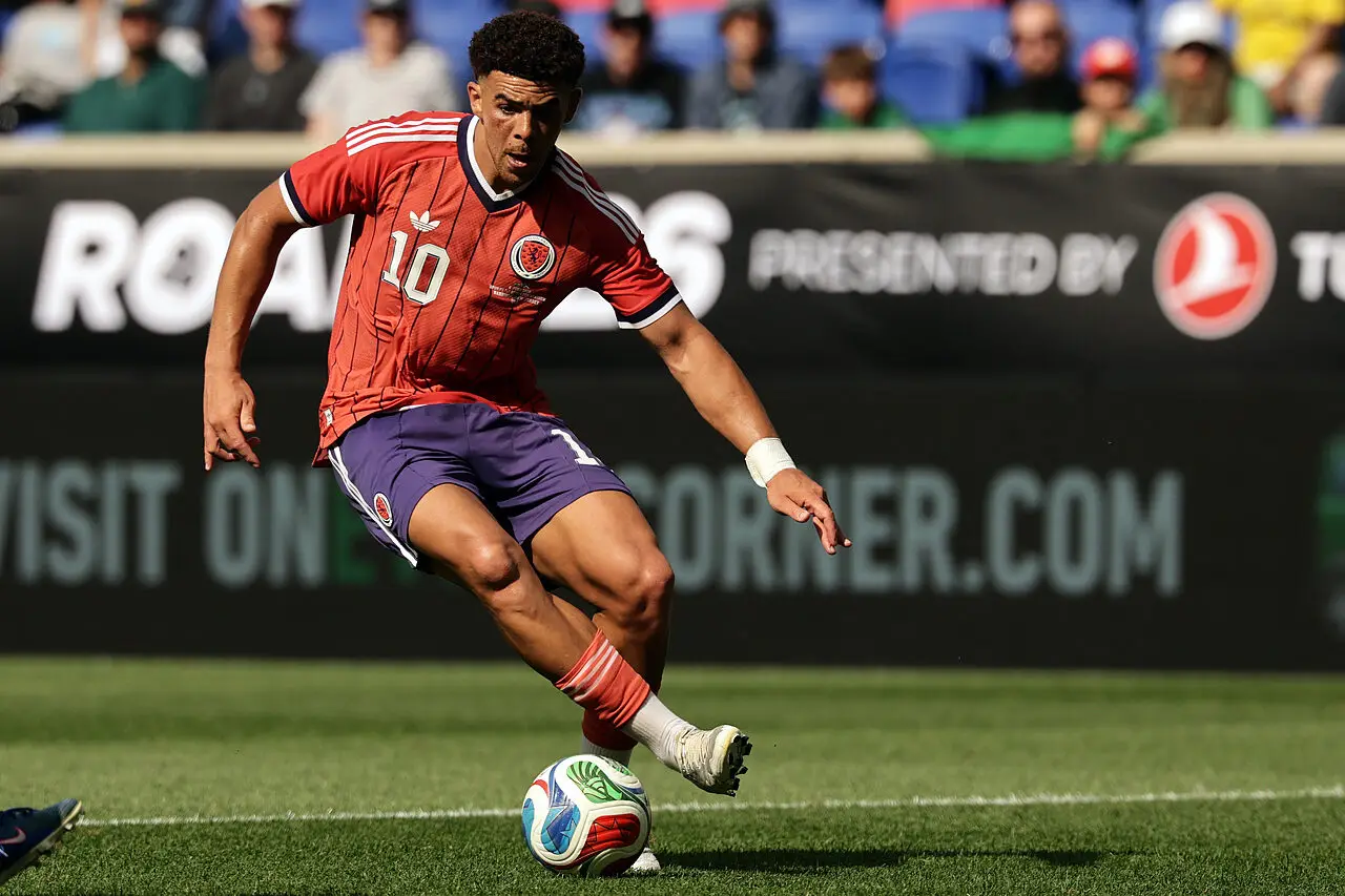 Che Adams, doppietta in Scozia Bolivia