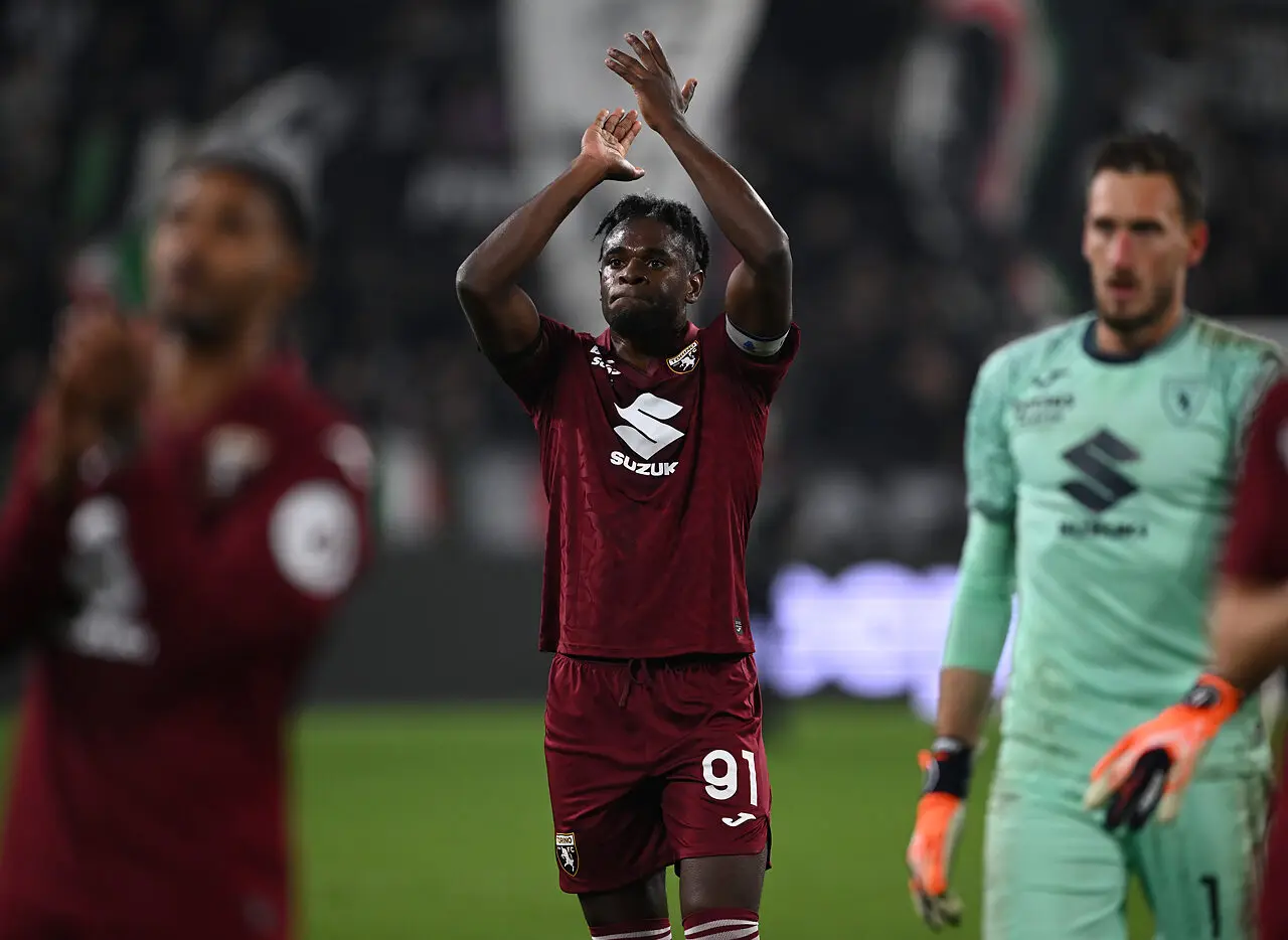 Applausi di Zapata al termine del derby