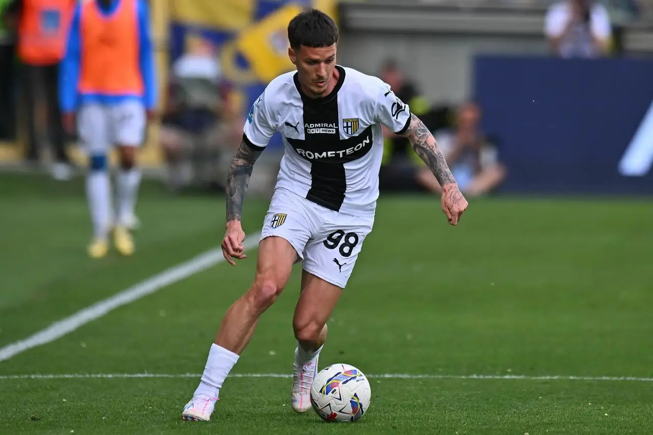Dennis Man of Parma Calcio in action during the Serie A match between Parma and Como at Stadio Ennio Tardini on May 03, 2025 in Parma, Italy.