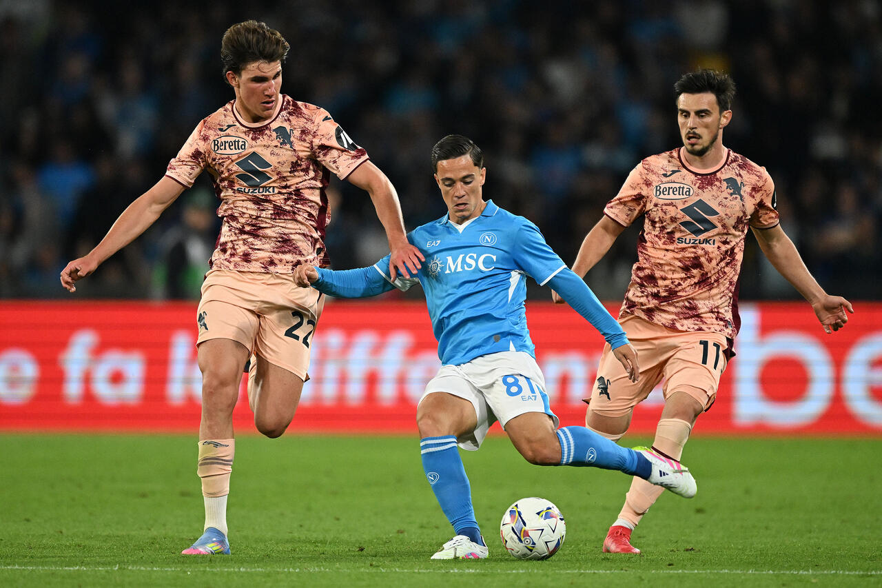Giacomo Raspadori of Napoli battles for possession with Cesare Casadei and Eljif Elmas of Torino during the Serie A match between Napoli and Torino at Stadio Diego Armando Maradona on April 27, 2025 in Naples, Italy