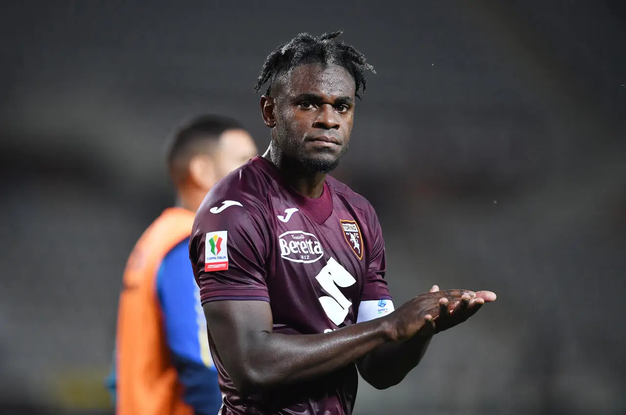 Duvan Zapata of Torino applauds the fans at the end of the Coppa Italia match between Torino FC and Empoli FC at Olimpico Stadium on September 24, 2024 in Turin, Italy.