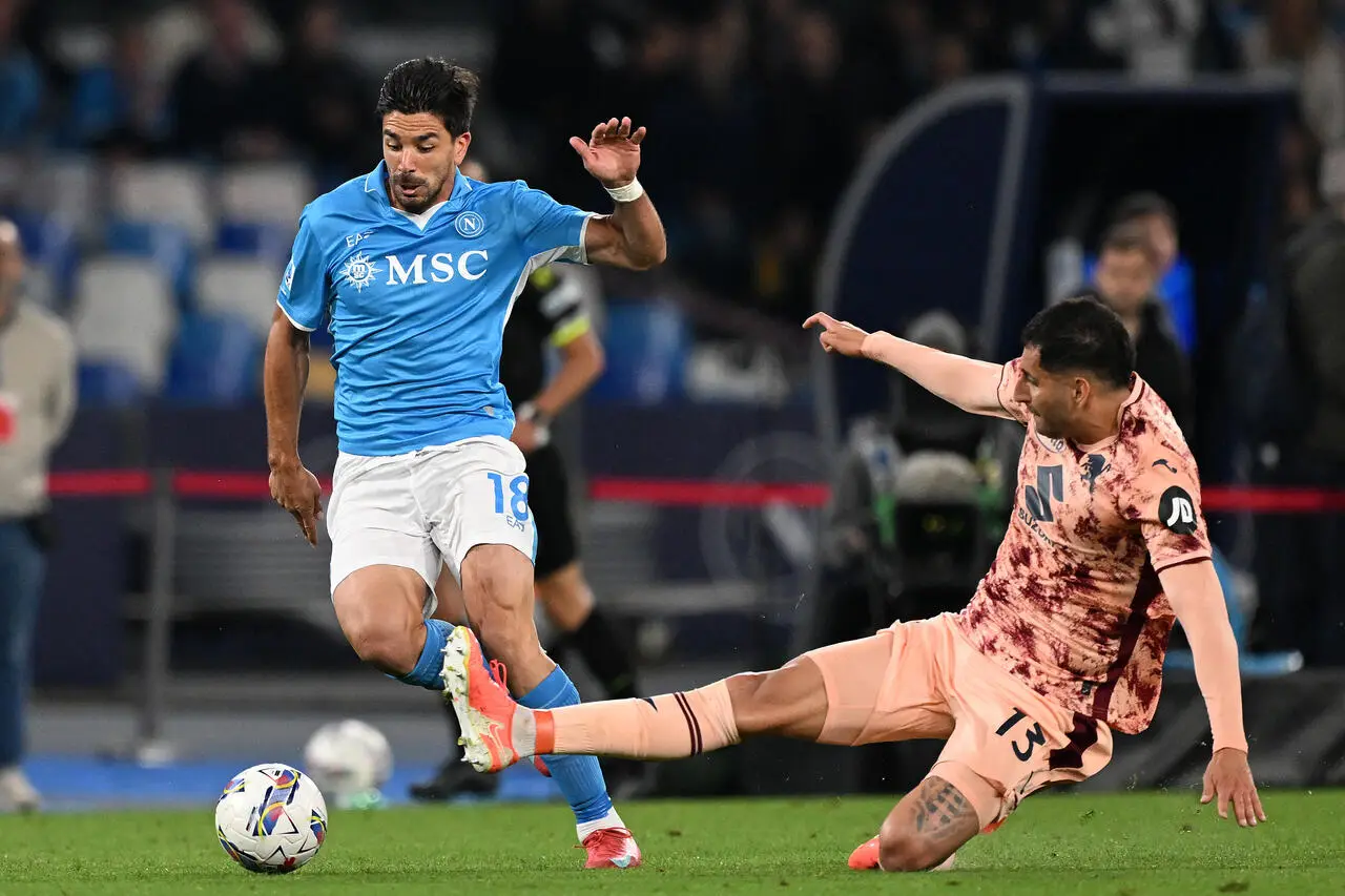 Napoli Torino, Giovanni Simeone contrastato da Guillermo Maripan
