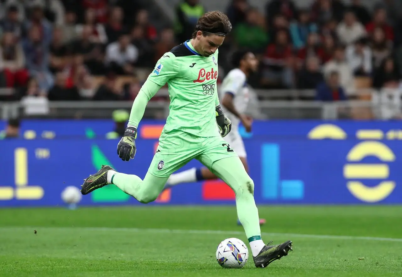 Marco Carnesecchi of Atalanta BC in actio during the Serie A match between AC Milan and Atalanta BC at Stadio Giuseppe Meazza on April 20, 2025 in Milan, Italy.