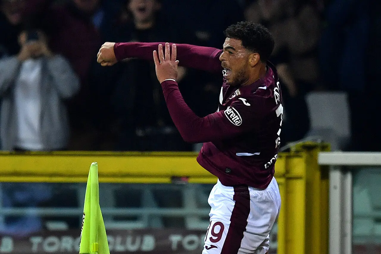Che Adams festeggia dopo il gol del vantaggio in Torino Como 1-3