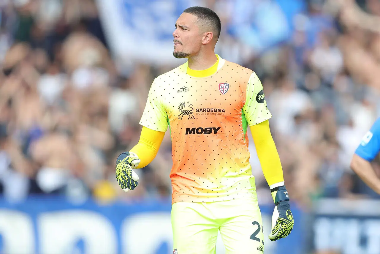 Elia Caprile goalkeeper of Cagliari Calcio in action during the Serie A match between Empoli and Cagliari at Stadio Carlo Castellani on April 6, 2025 in Empoli, Italy.