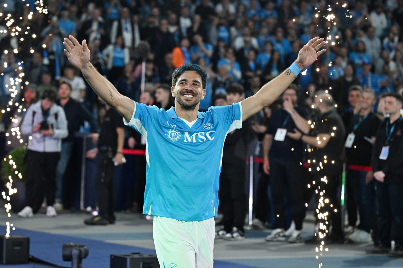 Giovanni Simeone of Napoli celebrates following the victory in the Serie A match between Napoli and Cagliari at Stadio Diego Armando Maradona on May 23, 2025 in Naples, Italy.