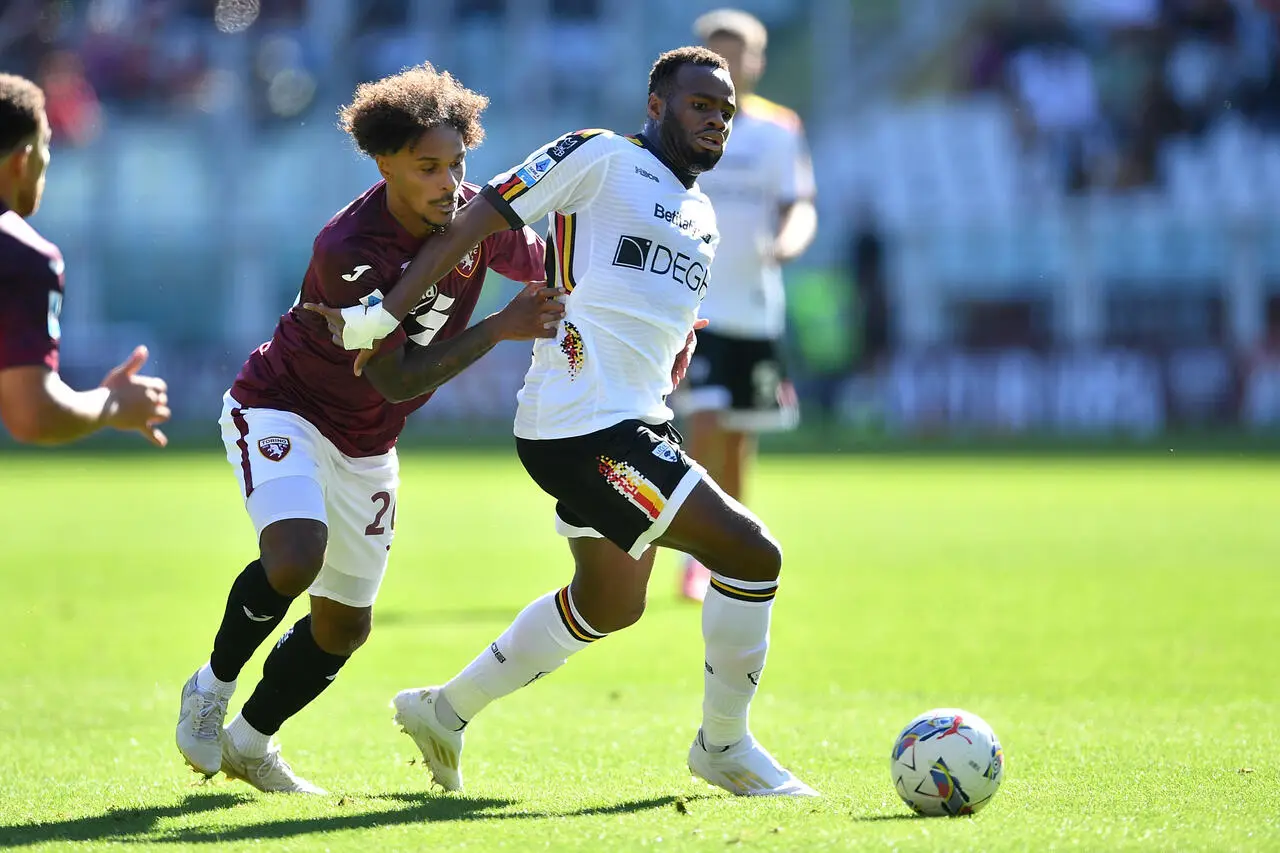 Torino Lecce, Valentino Lazaro contrasta Lassana Coulibaly