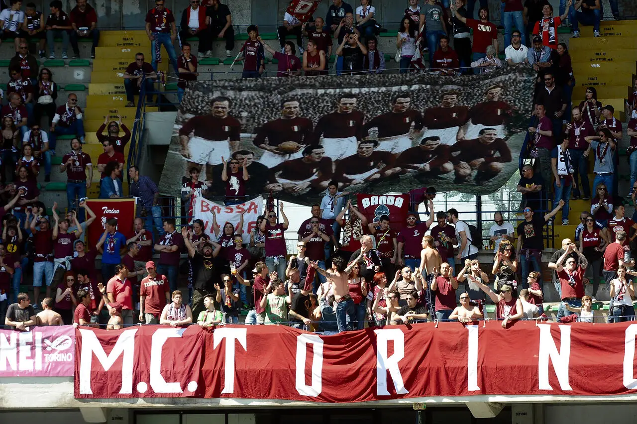 Striscione Grande Torino in Curva Maratona