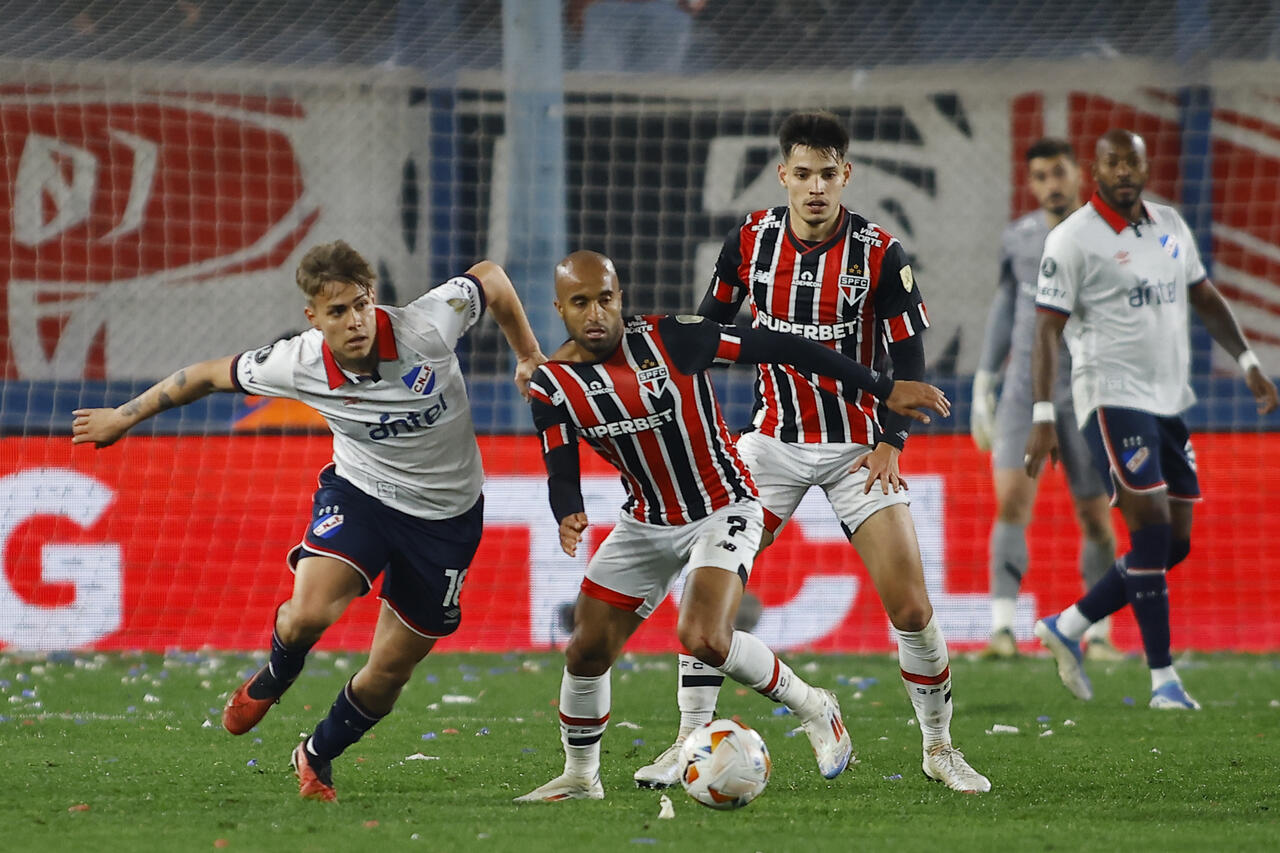 Jeremia Recoba of Nacional and Lucas Moura of Sao Paulo battle for the ball during the Copa CONMEBOL Libertadores 2024 Round of 16 second leg match between Nacional and Sao Paulo at Gran Parque Central on August 15, 2024 in Montevideo, Uruguay.