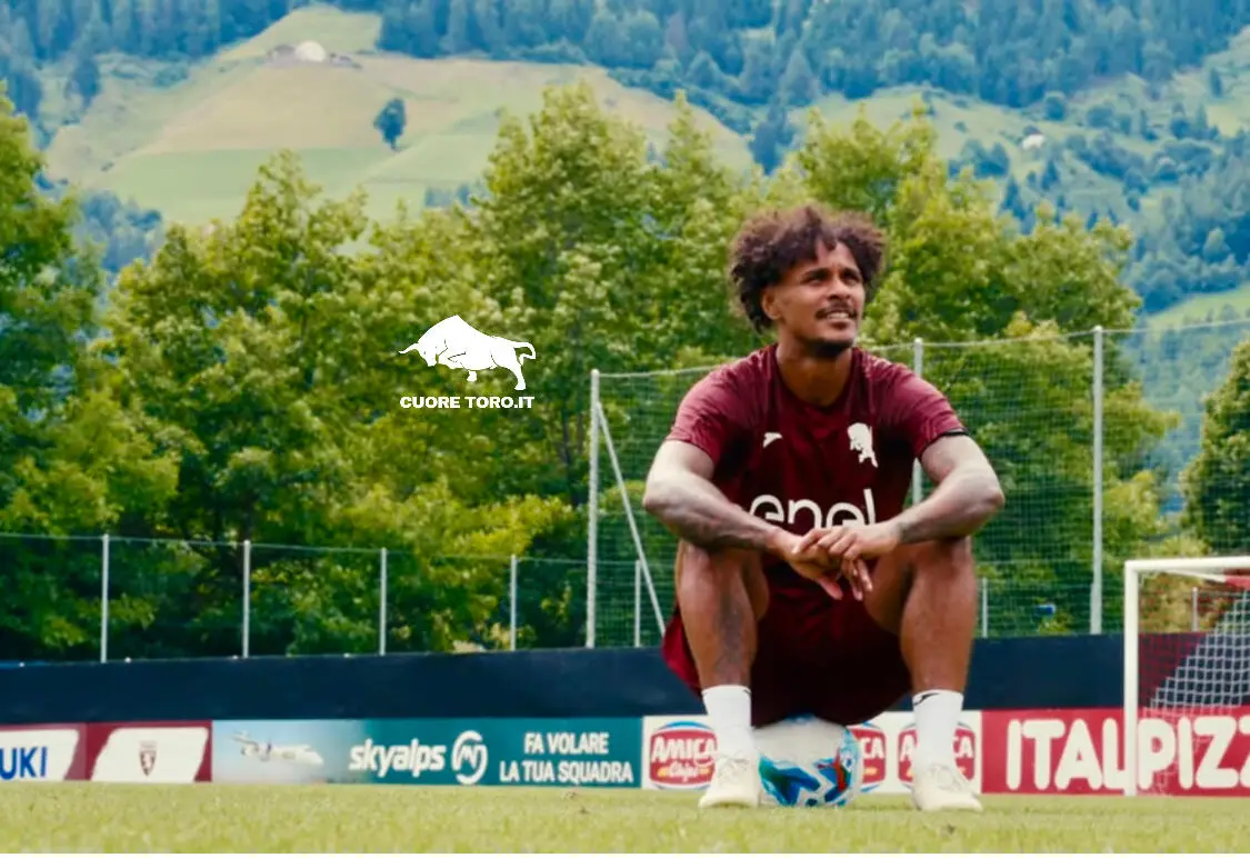 Valentino Lazaro sul campo con la maglia del Torino prima dell'addio ufficiale per la scadenza del contratto il 1 luglio