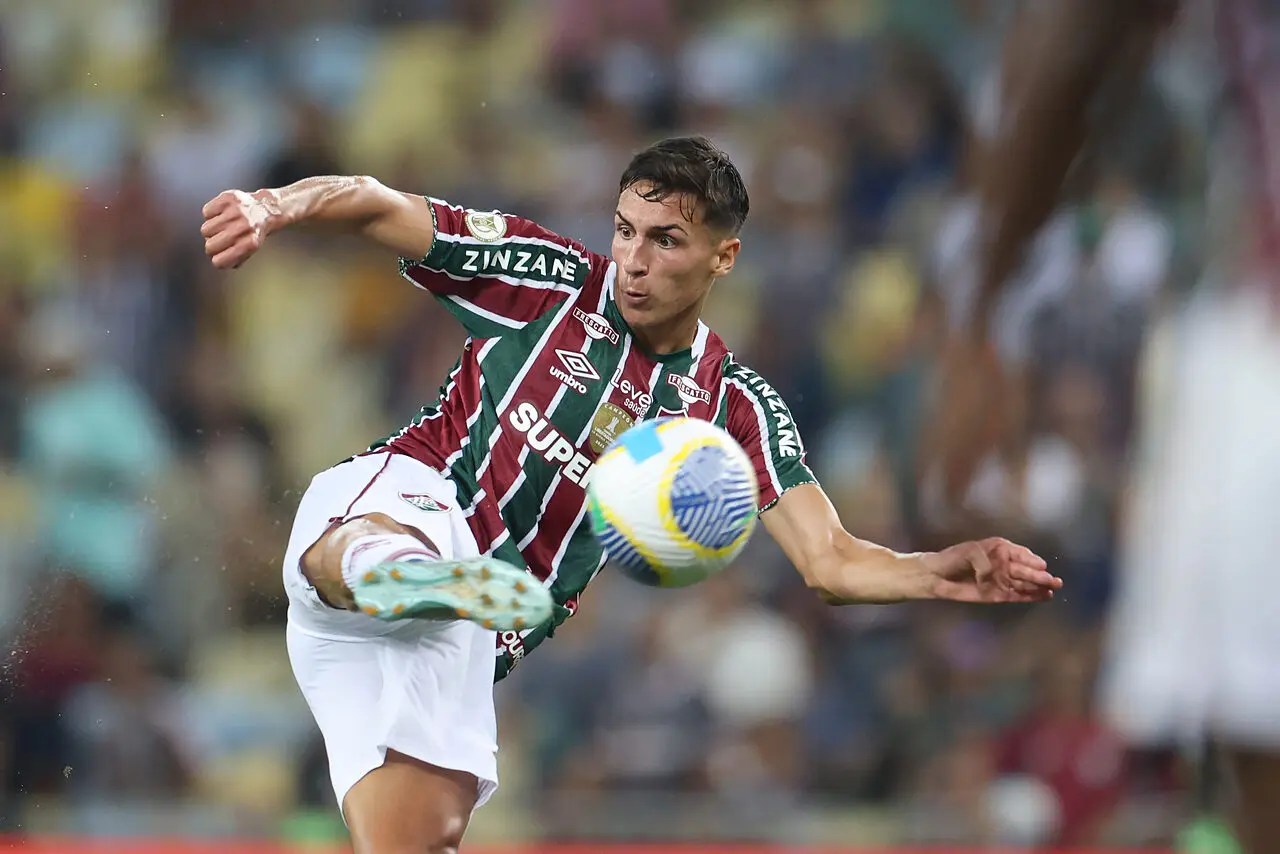 Il centrocampista Facundo Bernal in azione con la maglia del Fluminense