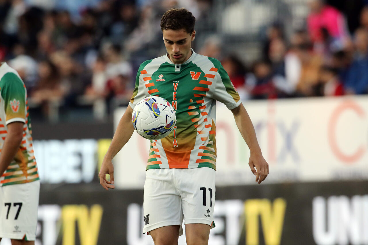 Gatano Oristanio of Venezia warm up before the Serie A match between Cagliari and Venezia at Sardegna Arena on May 18, 2025 in Cagliari, Italy.