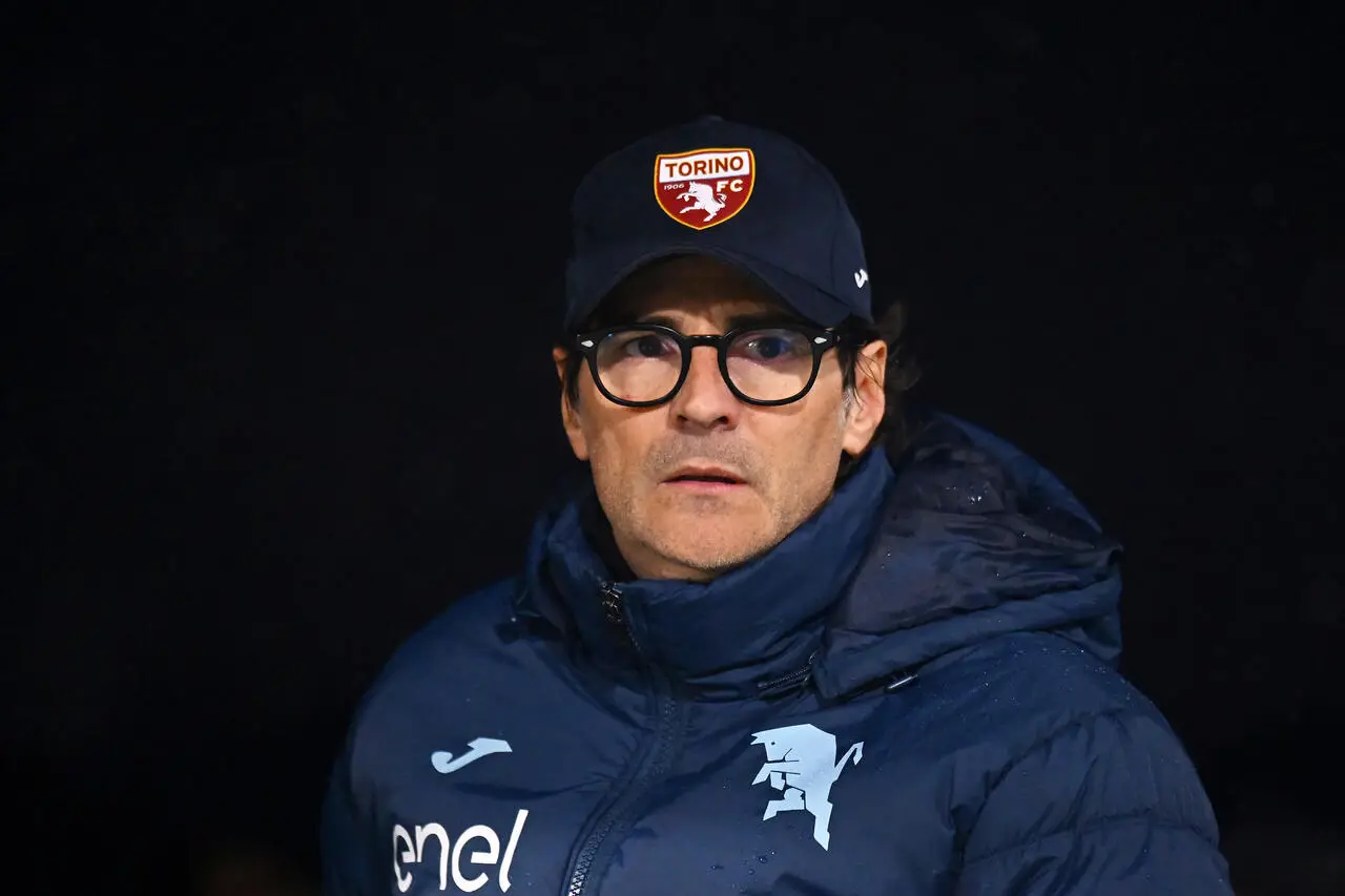 Paolo Vanoli, allenatore del Torino, osserva il campo prima della partita di Serie A tra Bologna e Torino allo Stadio Renato Dall'Ara il 14 febbraio 2025 a Bologna, Italia. (Foto di Alessandro Sabattini/Getty Images)