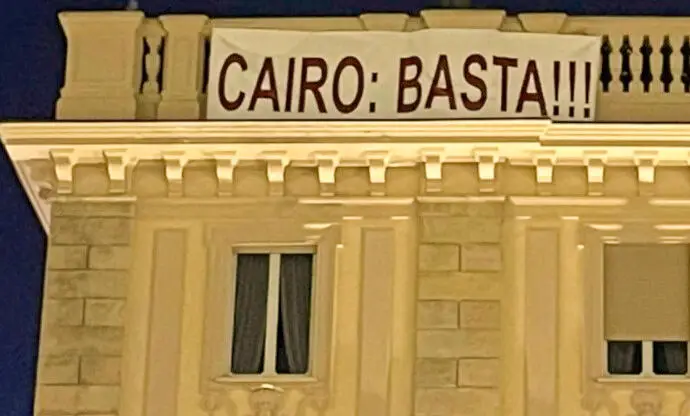 lo striscione "Cairo: basta!!!" comparso in città