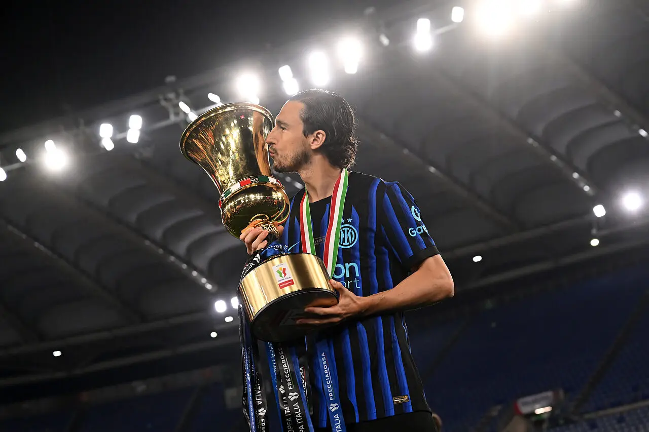 Matteo Darmian con la Coppa Italia - Inter