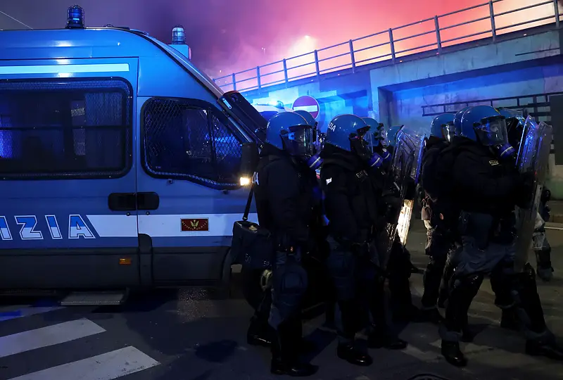 Mezzi della Polizia di Stato schierati nei pressi dello Stadio Olimpico Grande Torino