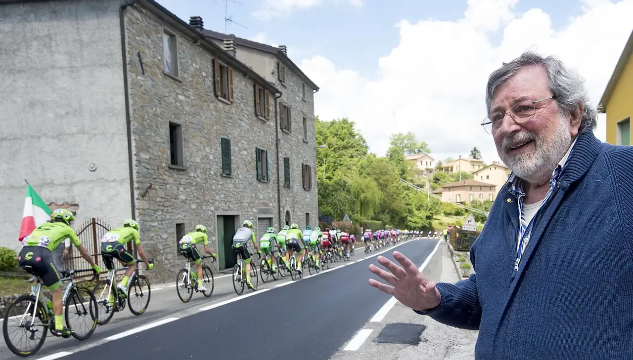 Il Maestrone vede passare il Giro d'Italia a Pavana nel 2016 @ ANSA - Claudio Peri
