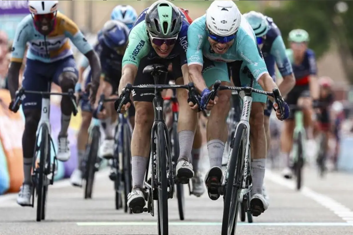 Jasper Philipsen vince per un soffio contro Kooij e riconquista la leadership del Renewi Tour 2026 ©Sprint Cycling