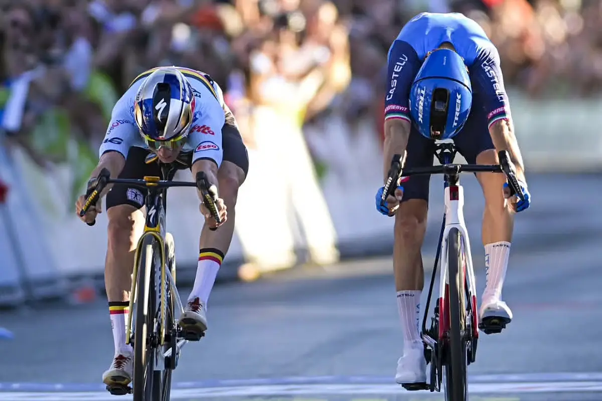 Remco Evenepoel vince il campionato europeo 2026 per pochi millimetri contro Giulio Ciccone ©benedettoivan/@sprintcycling