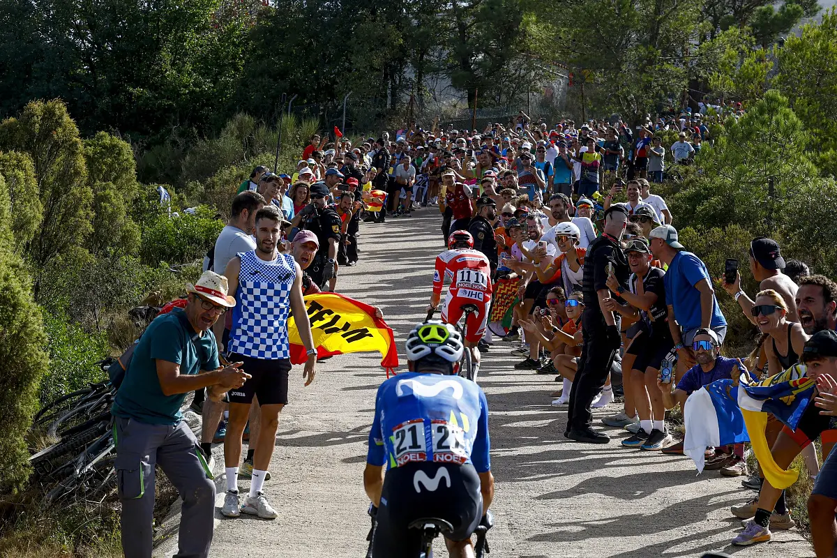 Il momento in cui Mas raggiunge Pogačar in salita ©Sprint Cycling (Da Movistar Team)