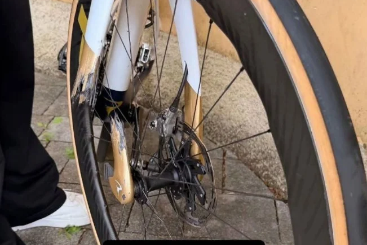 Un particolare delle bici dei compagni di Tom Pidcock postato sulle stories di Instagram di Marcel Camprubi