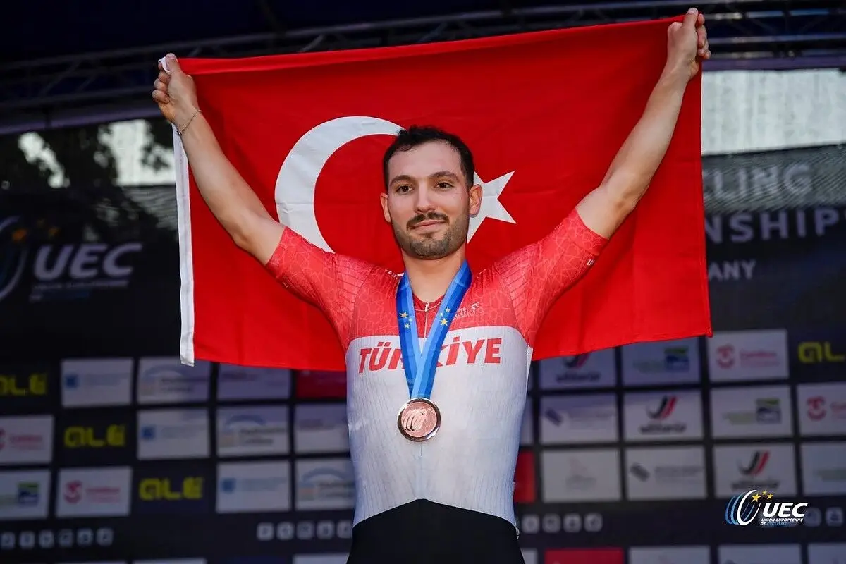 Ramazan Yilmaz festeggia la medaglia ai Campionati Europei under 23 su pista © UEC