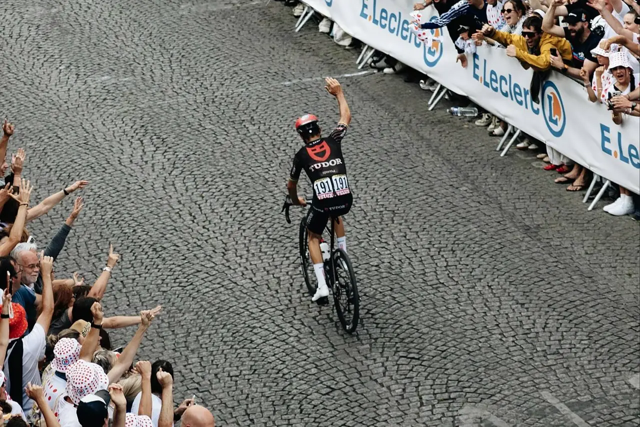 Alaphilippe nella tappa conclusiva del Tour de France 2026 ©Tom_André via X