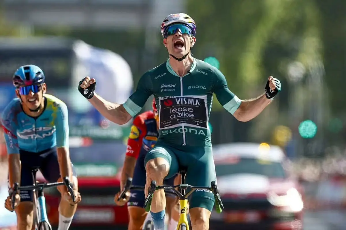 Van Aert vince la 15esima tappa alla Vuelta a España 2026 davanti a Alessandro Romele©Luis Ángel Gómez/sprintcycling
