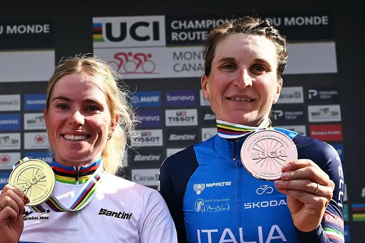 Elisa Longo Borghini con Demi Vollering sul podio del Mondiale di Montréal ©GettySport