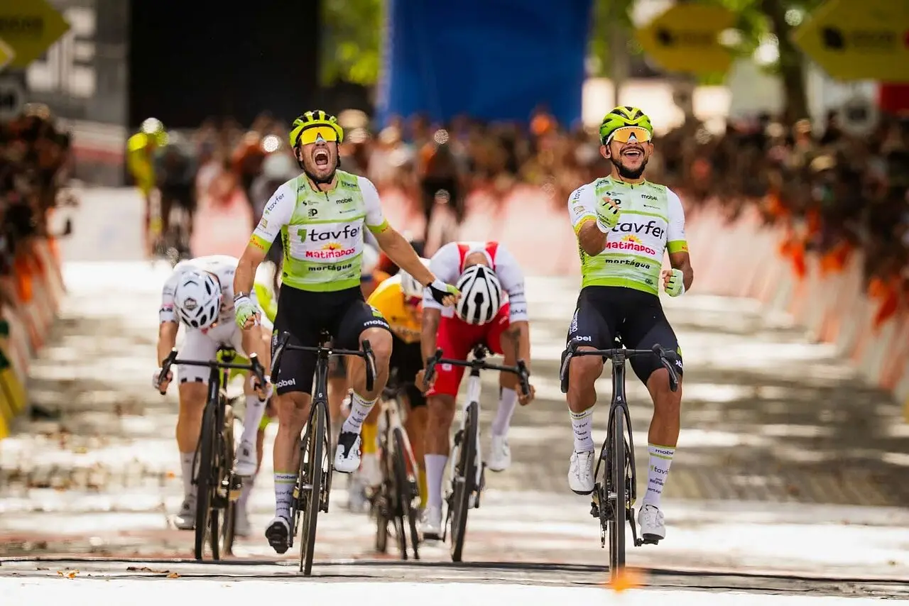 Linarez festeggia insieme a Joao Matias la vittoria sul traguardo di Elvas