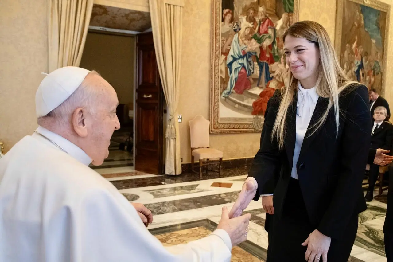 Marzia Varvaglione stringe la mano a Papa Francesco
