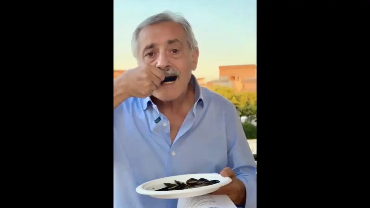 Enzo Magistà mentre mangia una cozza tarantina