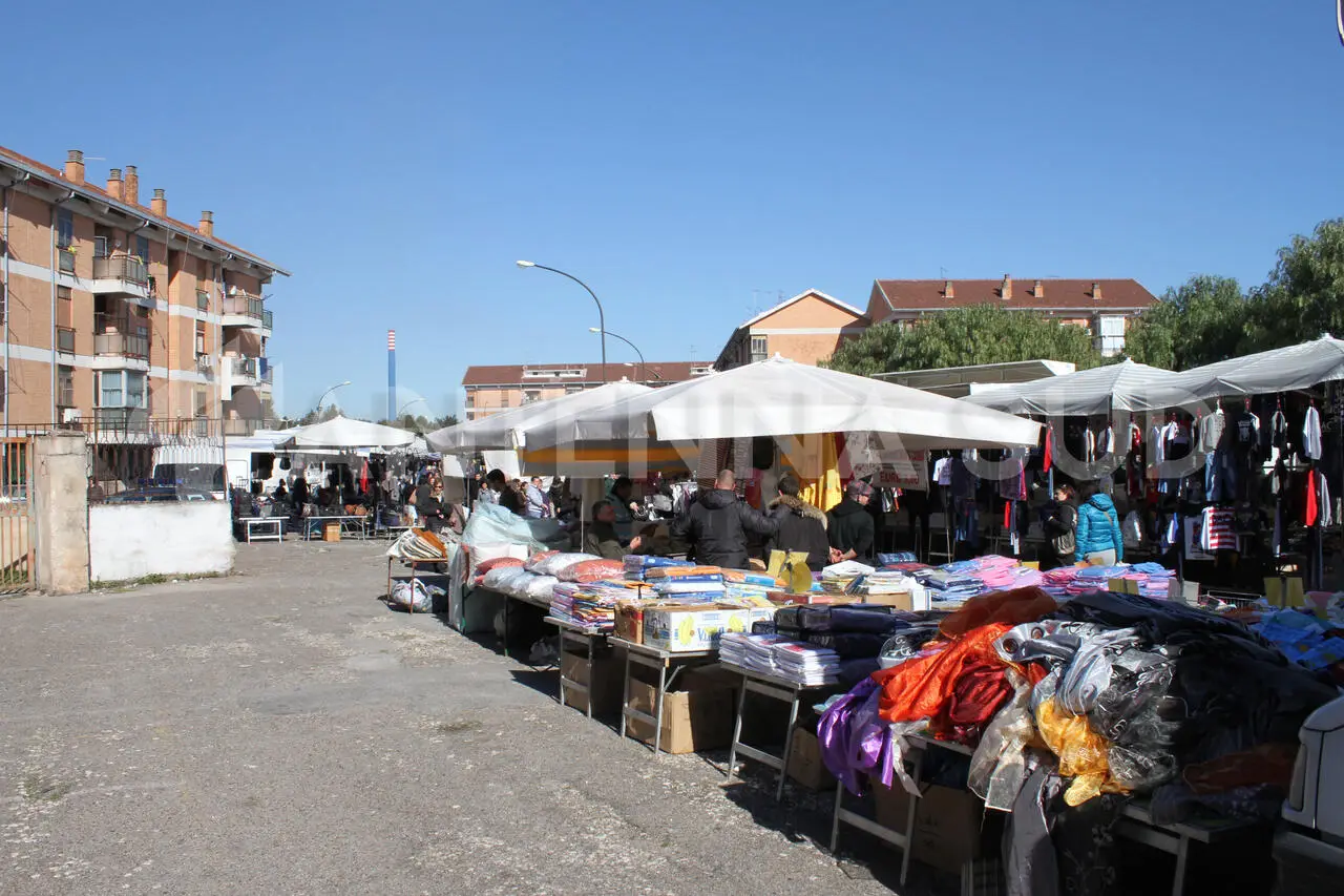 Mercato rionale Tamburi (foto Todaro/AntennaSud)