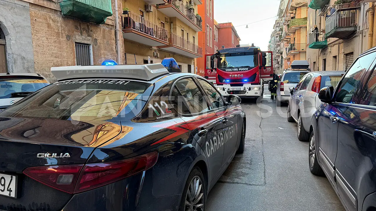 Incendio in un appartamento a Taranto (foto Francesco Manfuso)