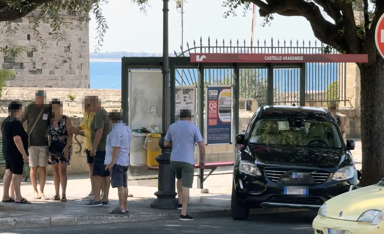 Auto senza freno a mano: tragedia sfiorata a Taranto