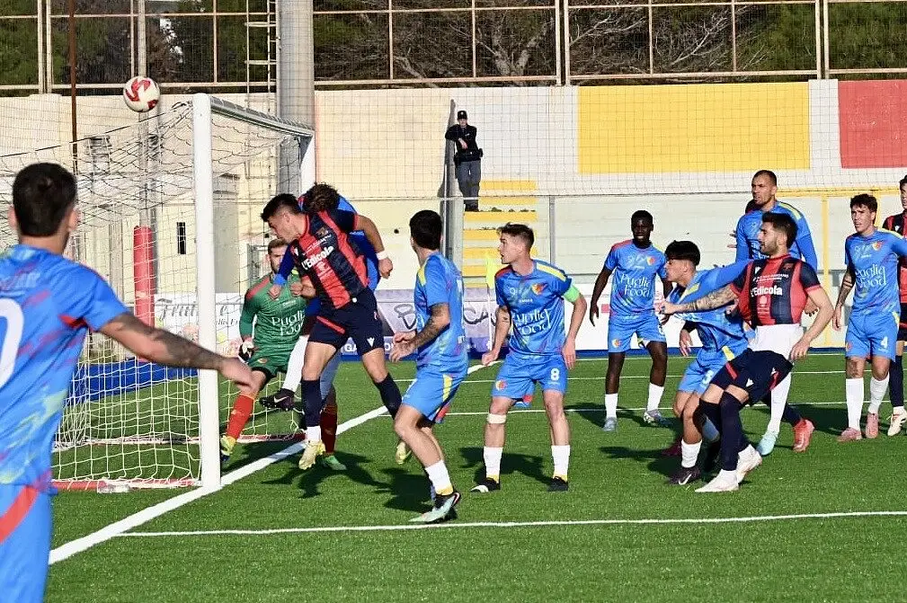 Un colpo di testa di Losavio non trova il bersaglio (foto Franco Capriglione / Blunote)