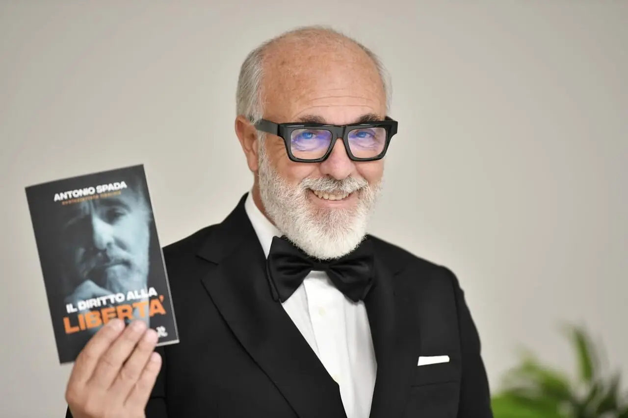 Antonio Spada con libro
