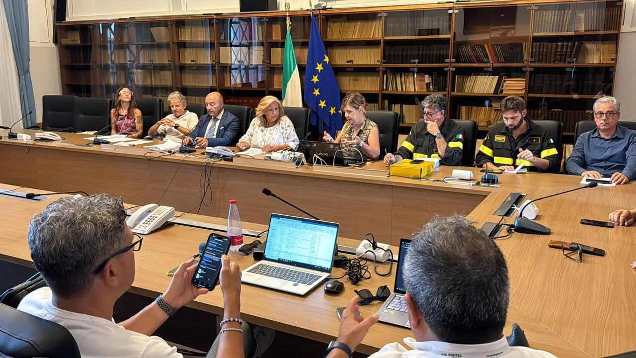 La riunione in Prefettura per lo Iacovone (foto Massimo Todaro)