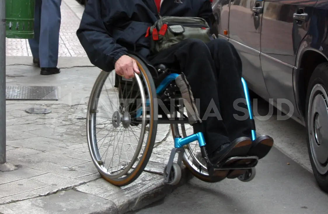 Disabile in carrozzina (foto Todaro/AntennaSud)