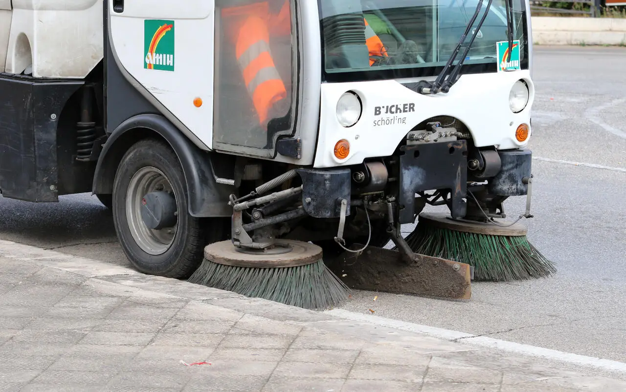 Kyma Ambiente: spazzamento notturno (foto Massimo Todaro)
