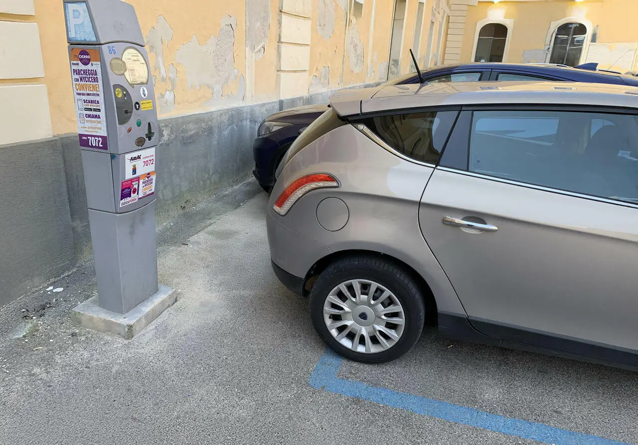 Scrisce blu parcheggio Taranto
