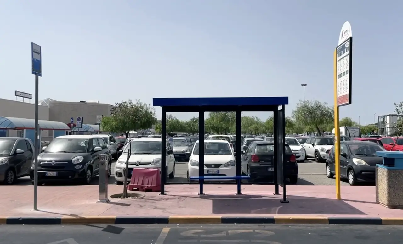 La nuova fermata CTP a “Porte dello Jonio” (foto Massimo Todaro)