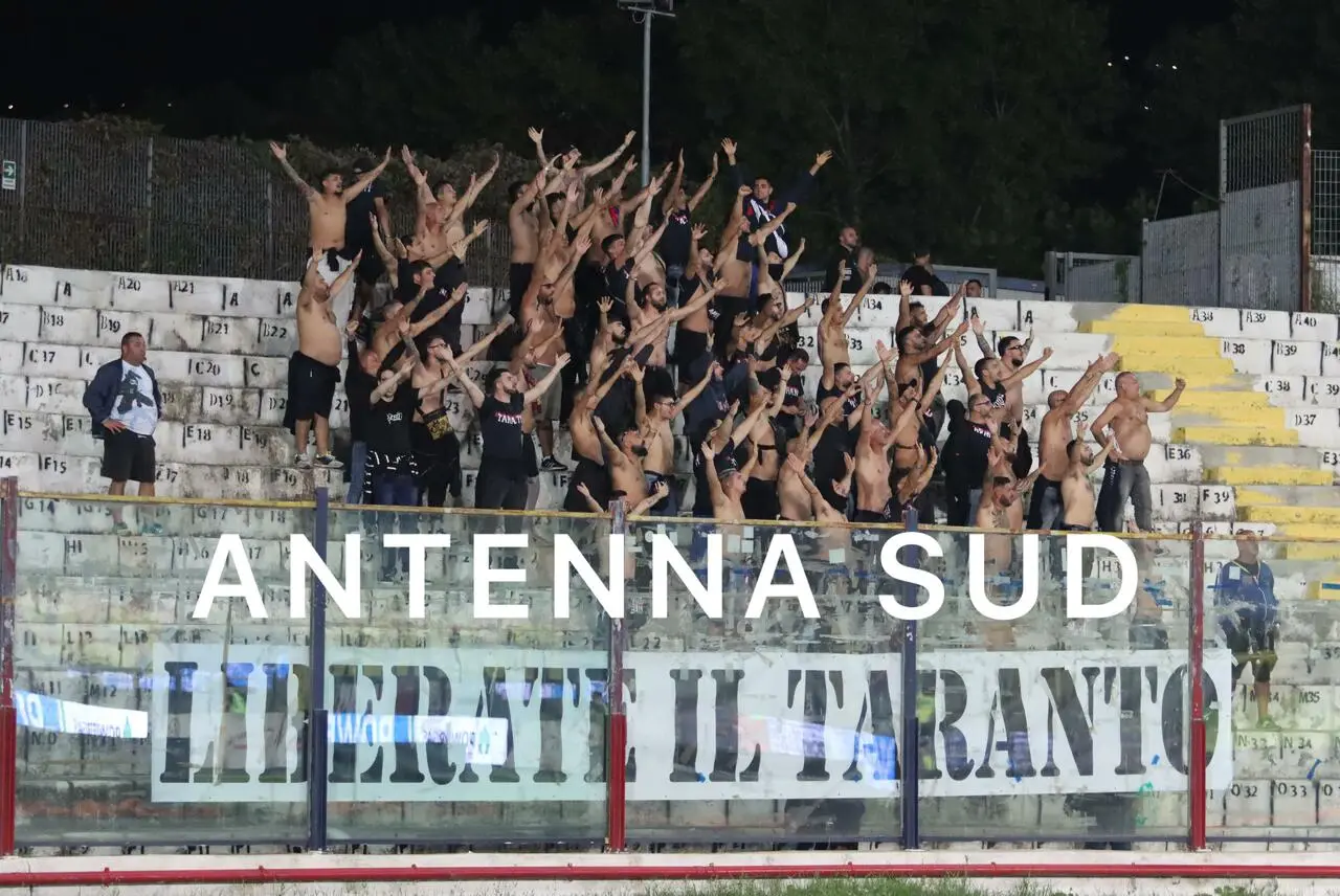 I tifosi rossoblu presenti a Caserta (foto Massimo Todaro)