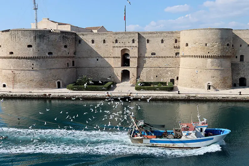 Peschereccio e Castello Aragonese (foto Massimo Todaro)